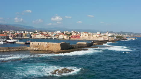 Vista-Aérea-Del-Antiguo-Puerto-De-Chania,-Creta,-Grecia-Durante-El-Día---Disparo-De-Drones