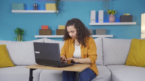 Junge-Frau,-Die-Auf-Laptop-Schaut,-Ist-Frustriert.