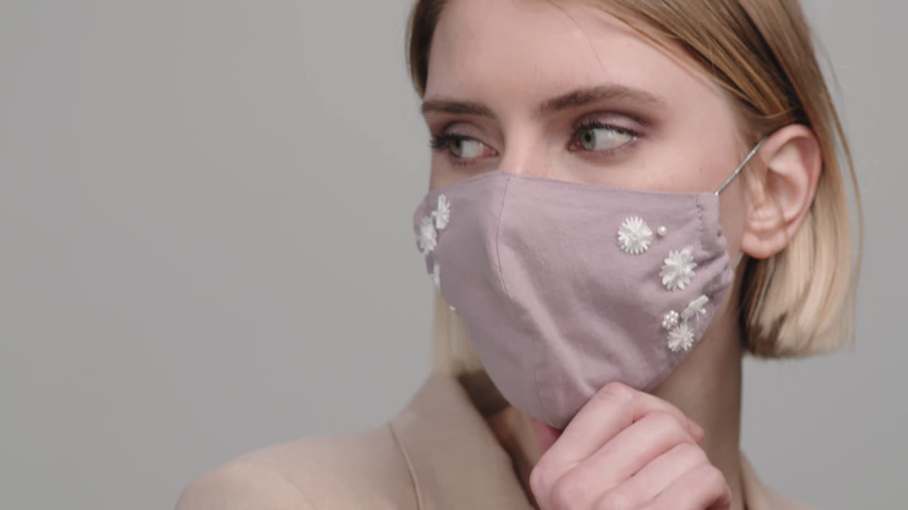 스타일리시한 얼굴 마스크를 입은 여성의 근접 초상화