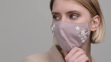 retrato de cerca de una mujer con una elegante máscara facial