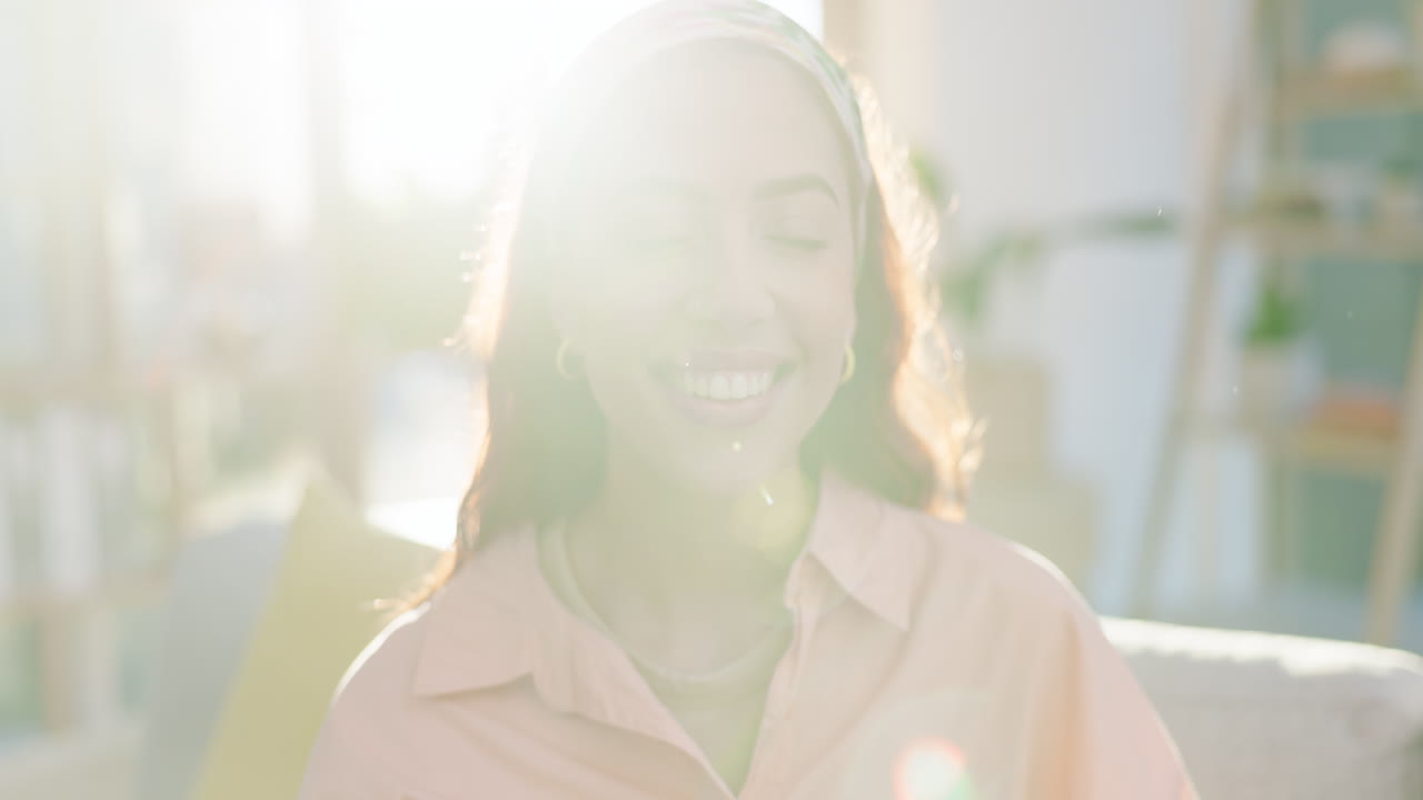 웃음, 얼굴, 그리고 재미있는 가정 소파에 있는 여성