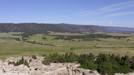 Luftaufnahmen-Eines-Grasbewachsenen-Flugzeugs,-Das-Zu-Einer-Wunderschönen-Felsformation-In-Palmer-Lake,-Colorado,-Fährt