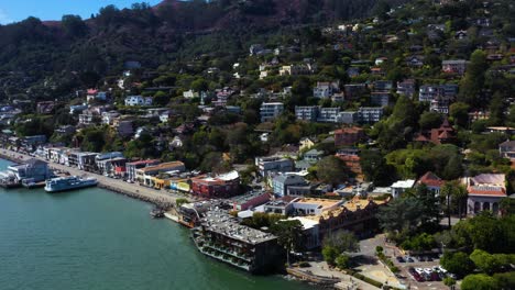 California-Real-Estate-in-Seaside-City-of-Sausalito-in-Bay-Area,-Aerial-Panning