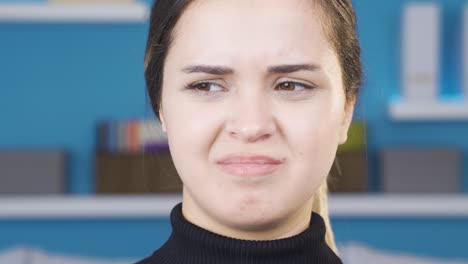 retrato en primer plano de una joven disgustada.