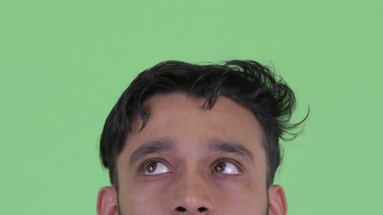 joven y guapo hombre persa hipster barbudo