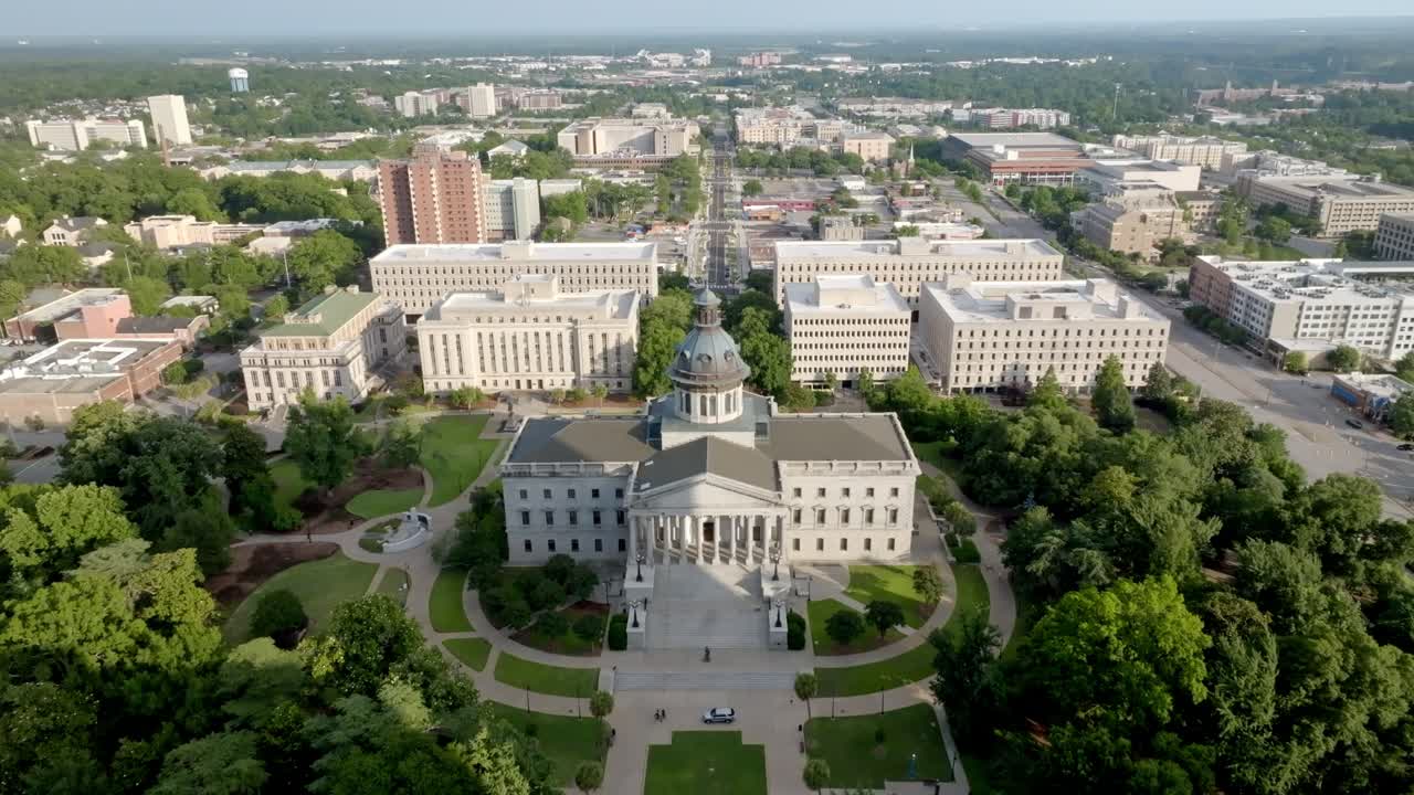 South Carolinas delstatskapitolbygning med nærbillede fra dronevideo.
