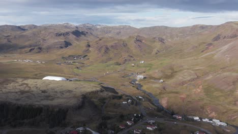 Sonne-Scheint-Auf-Hochland-Hinter-Dem-Dorf-Hveragerði-In-Island,-Malerisches-Tal,-Antenne