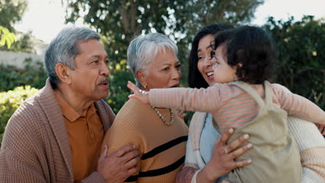 La-Madre,-El-Bebé-O-Los-Abuelos-Se-Abrazan-En-El-Parque.