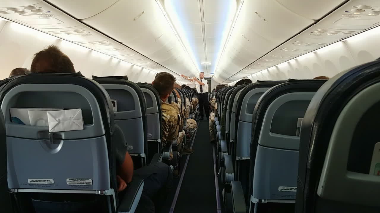 Tripulação de cabine mostra aos passageiros as saídas de emergência