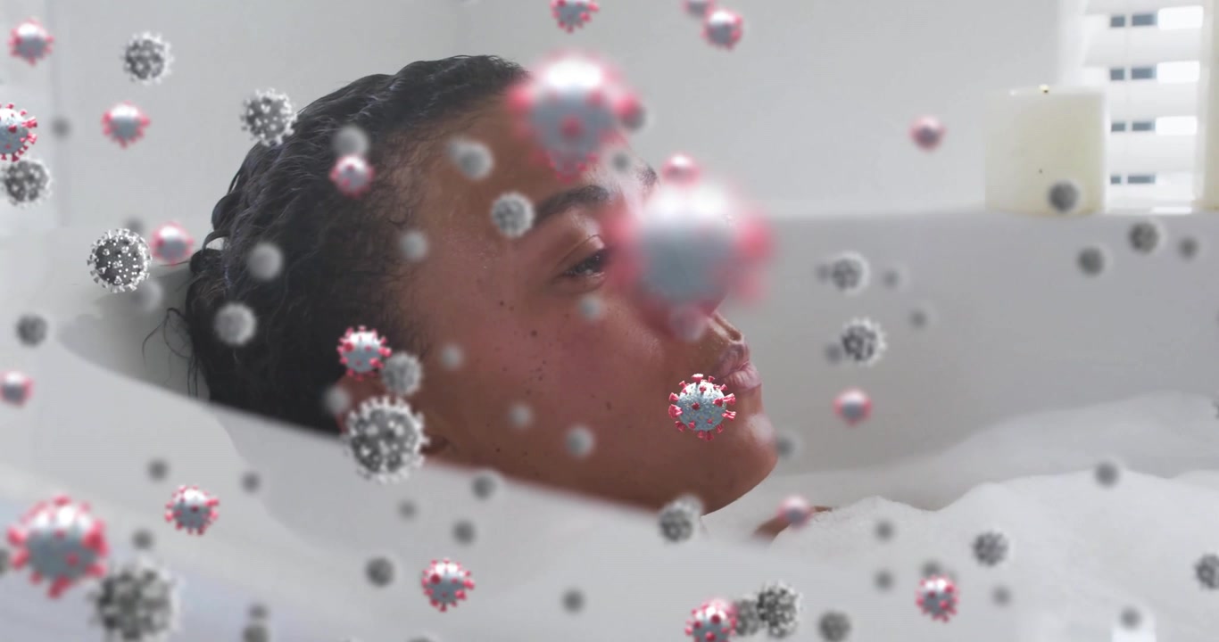 Donna che si rilassa nella vasca da bagno con schiuma e particelle di virus animate
