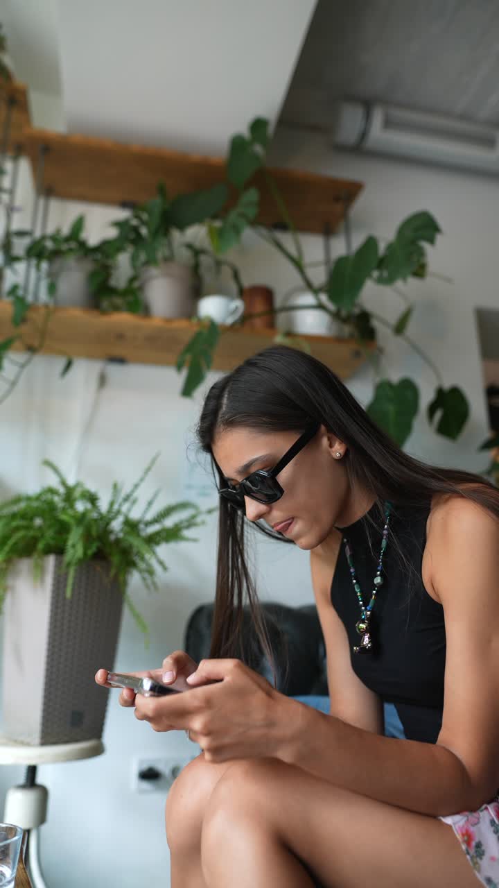 mujer usando el teléfono en un café