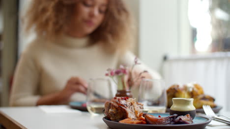 Primer-Plano-De-La-Comida-Mientras-La-Mujer-Disfruta-De-La-Comida-En-El-Restaurante