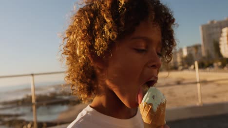 un niño comiendo helado.