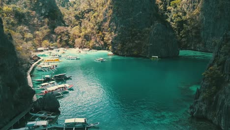 barcos bangka atracados en una hermosa laguna
