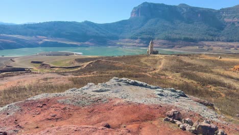 Pantano,-Embalse-De-Sau-En-Barcelona,-Sequía-Extrema-En-España-Europa,-Vistas-De-La-Famosa-Iglesia,-Que-Cuando-Hay-Agua-Se-Queda-Sumergida-Sin-Agua