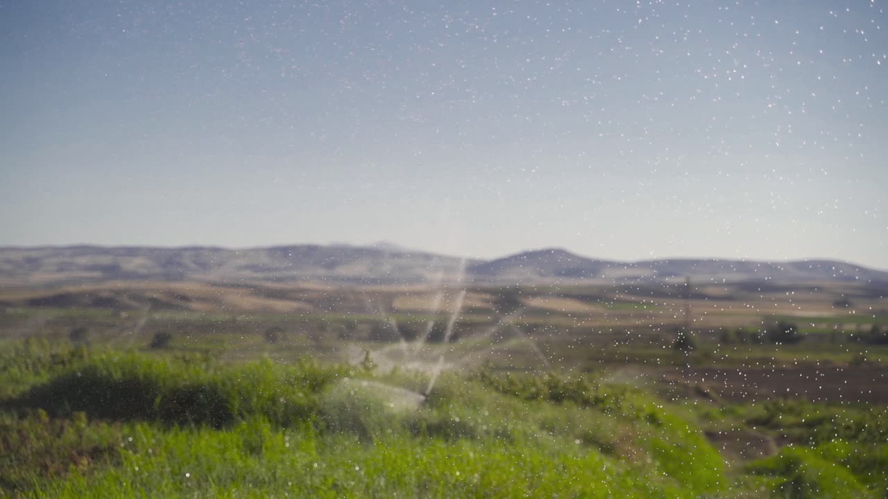 Sistema di irrigazione con irrigatori in un campo al rallentatore
