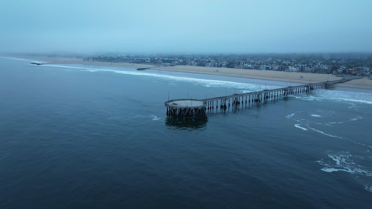 vista aérea de drones de la costa en venice beach, california