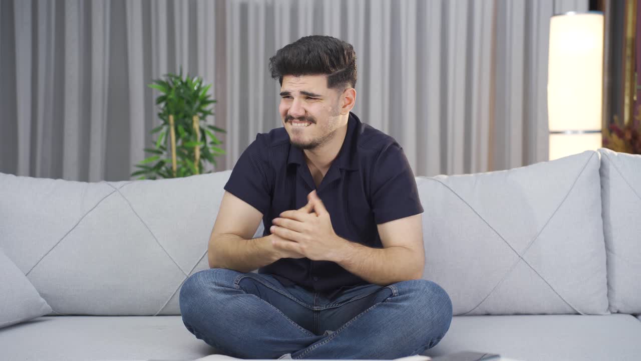 un joven preocupado y en problemas.