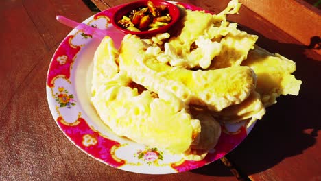 Indonesian-traditional-snacks-Pisang-Goreng-and-Tempe-Goreng-served-on-a-plate