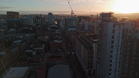 Drohnenaufnahme-über-Der-Wellington-Street-Im-Stadtzentrum-Von-Leeds-Bei-Sonnenaufgang,-Großbritannien