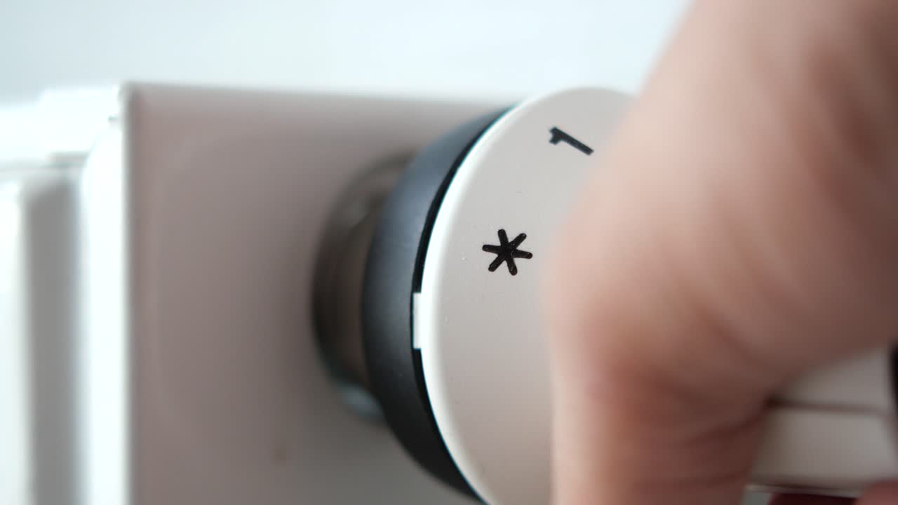 radiador de calefacción debajo de la ventana de la habitación. foto de alta calidad.