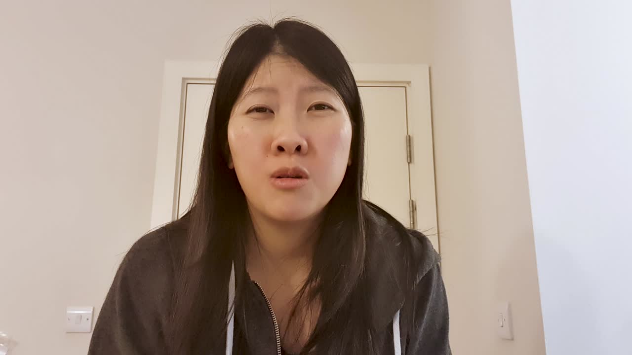 화상 통화에서 카메라와 대화하는 동안 눈에 띄게 걱정스러워 보이는 나이 든 학생