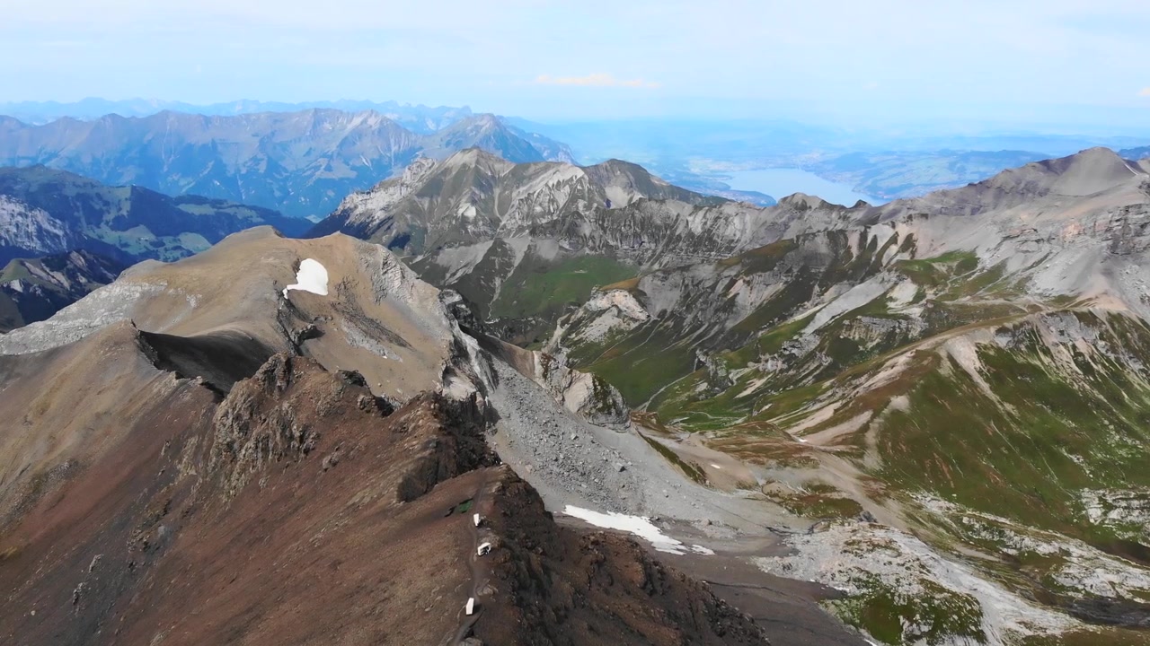 Aerea: cresta montuosa vicino a Jungfrau, Eiger e Monch