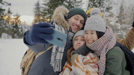 amigos tomando una selfie en la nieve