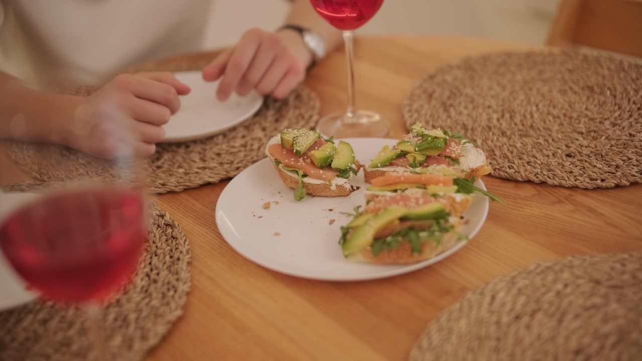 una pareja enamorada haciendo un sándwich en la cocina de la sala de estar