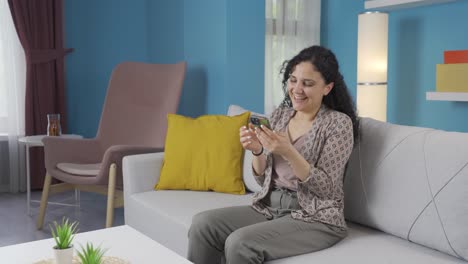 Mujer-Joven-Riéndose-Del-Mensaje-Telefónico.