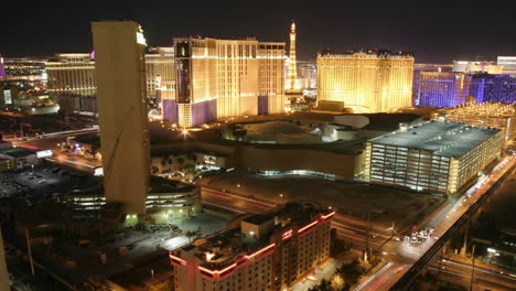 las luces iluminan la ciudad de las vegas en la noche