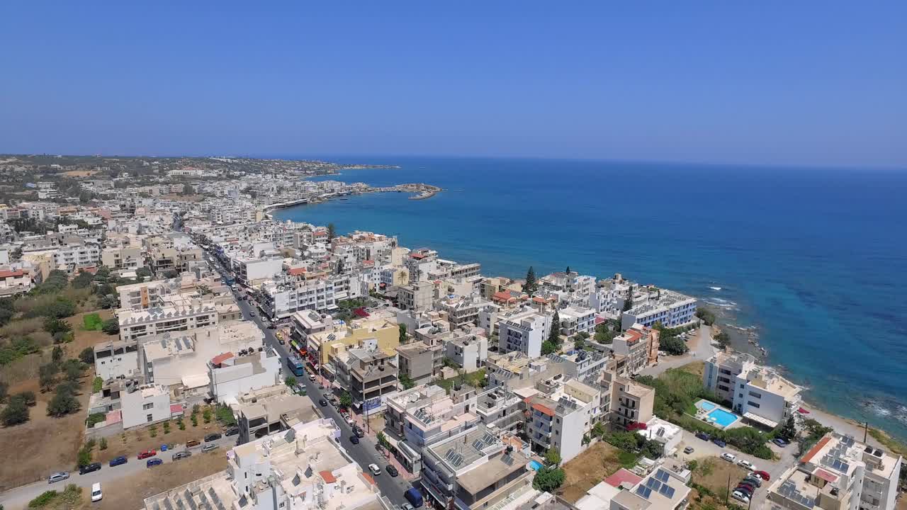 la ciudad turística hersonissos en creta. toma aerea