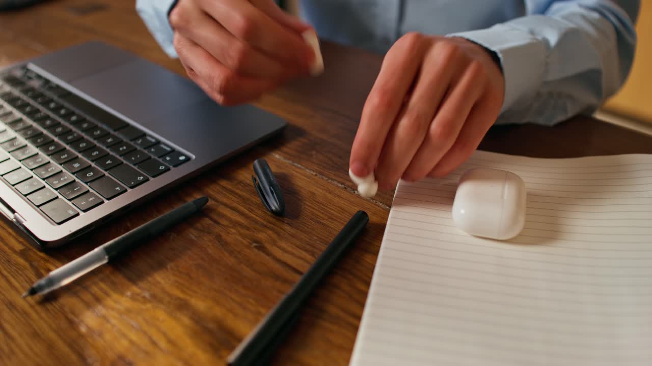 책상 에서 노트북 을 사용 하는 학생