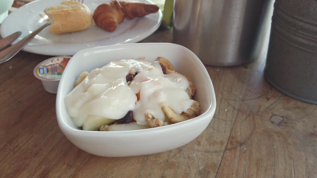 yogur vertido en un desayuno saludable de granola