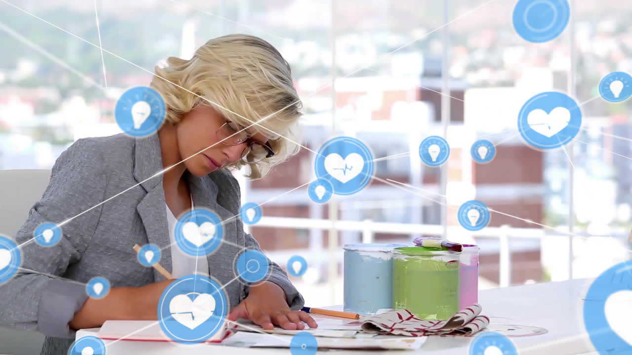 사무실에 있는 백인 사업가 여성에 대한 아이콘과의 연결 네트워크의 애니메이션