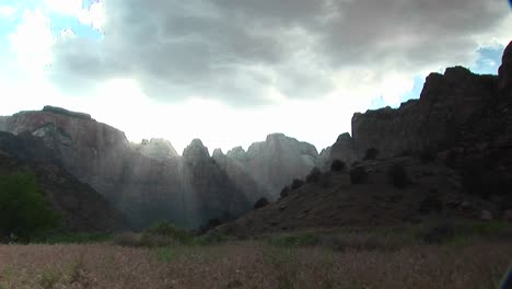 Long-Shot-Of-Rays-Of-Sunlight-Filtering-Over-Montaña-Peaks-In-Zion-National-Park