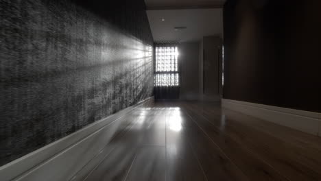caminando por el pasillo a la ventana con el sol brillante