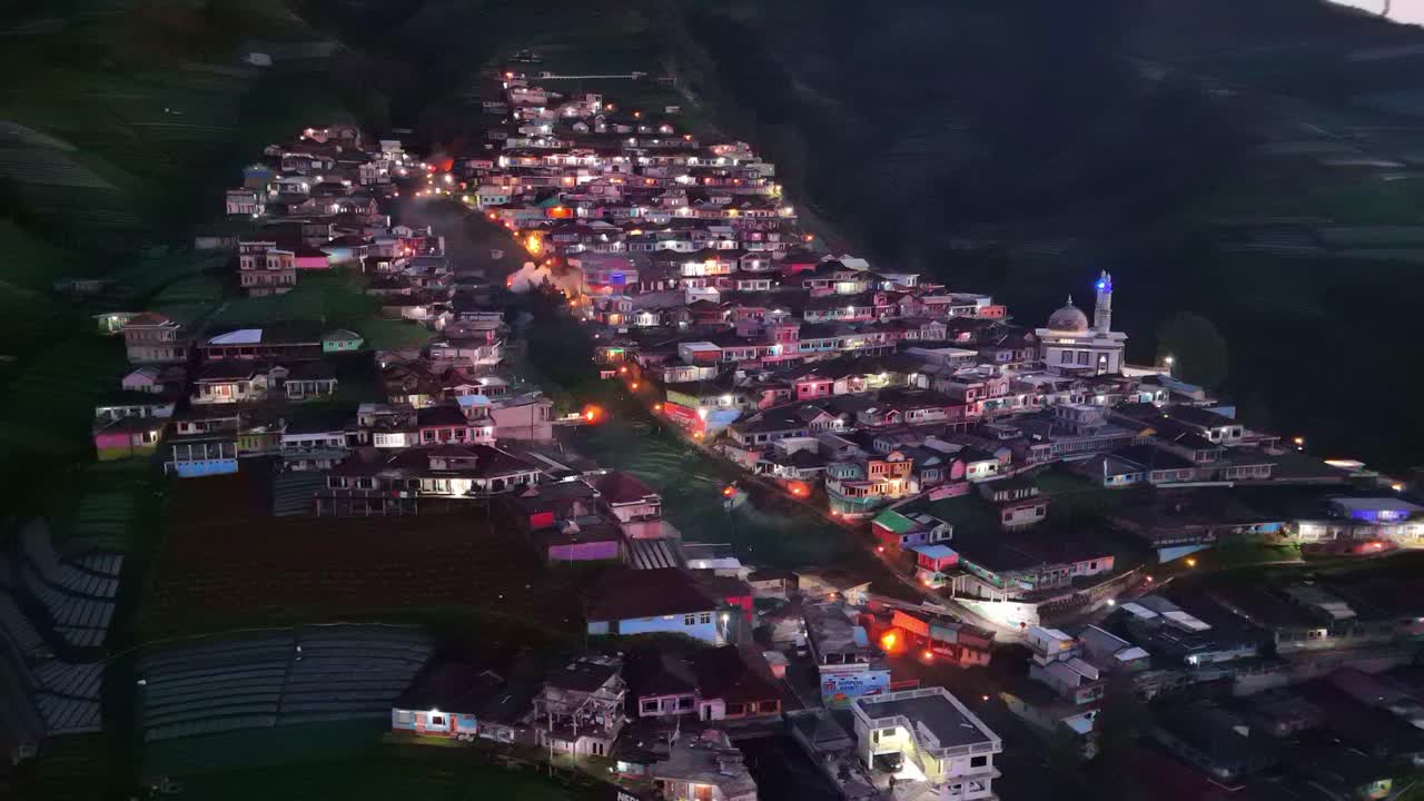 hermosa vista del amanecer de la aldea nepalesa de van java en un tiempo ligeramente brumoso