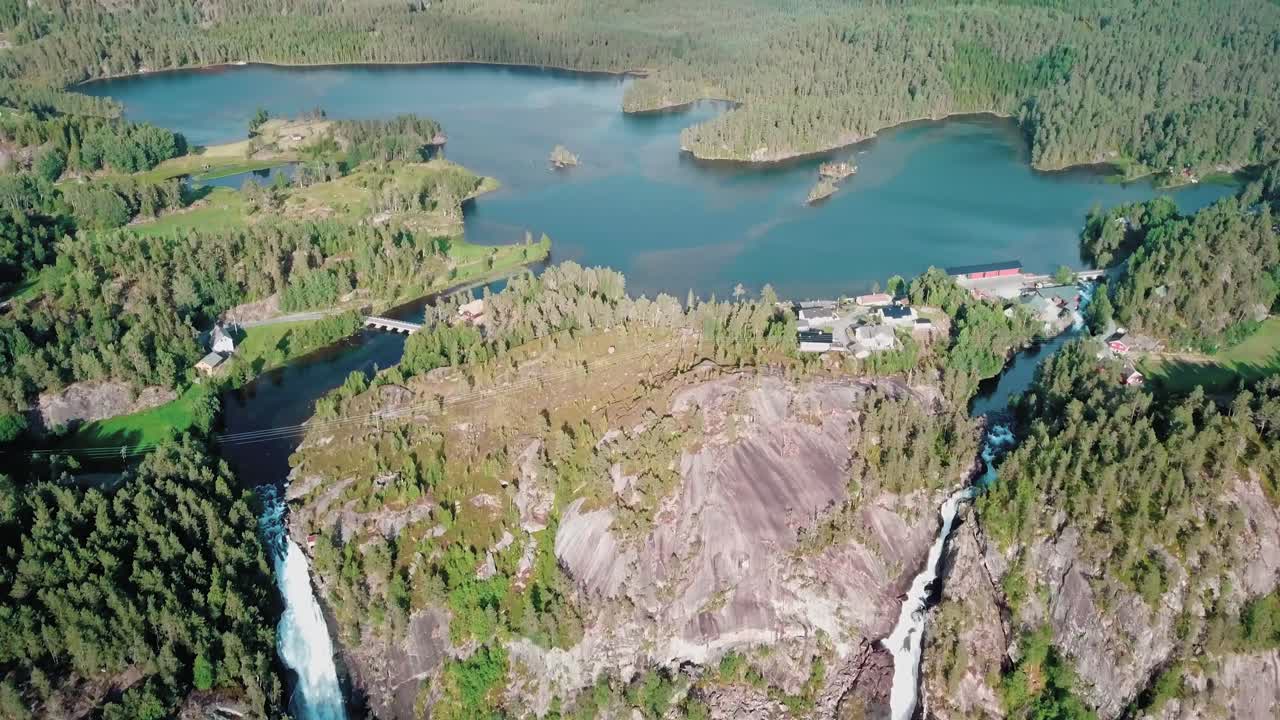 наклонный аэрофотоснимок над двумя большими водопадами в норвегии с озером лотеватнет на заднем плане