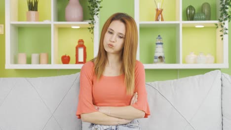 la joven aburrida suspira y respira.