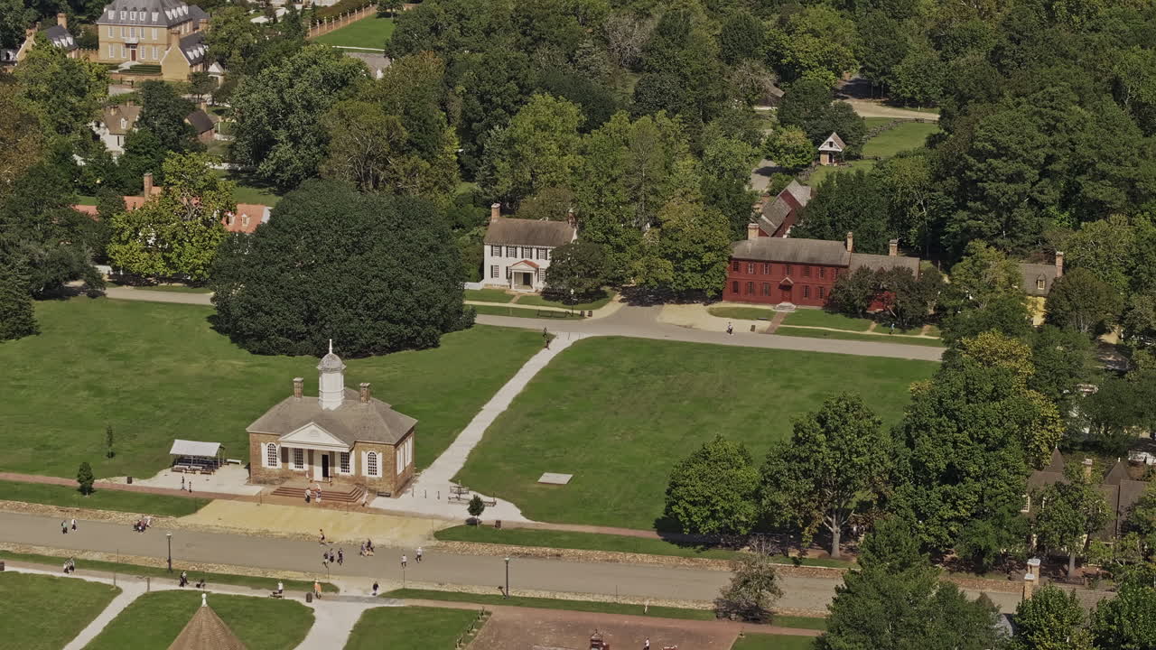 Williamsburg Virginia Aerial v7 zoomed birds eye view flyover the town capturing views of Colonial Courthouse, landscaped gardens and Governor's Palace - Shot with Mavic 3 Pro Cine - Sept 30th 2023