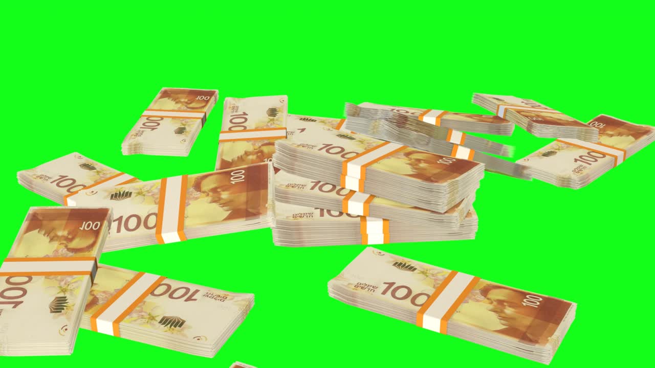 Viele Geldbündel fallen auf Chromakey-Hintergrund. 100 israelische Schekel-Banknoten. Geldstapel.