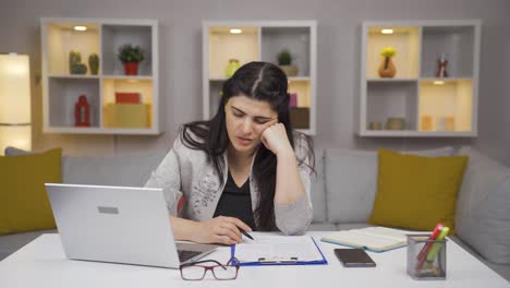 Home-Office-Mitarbeiterin-Wird-Depressiv.