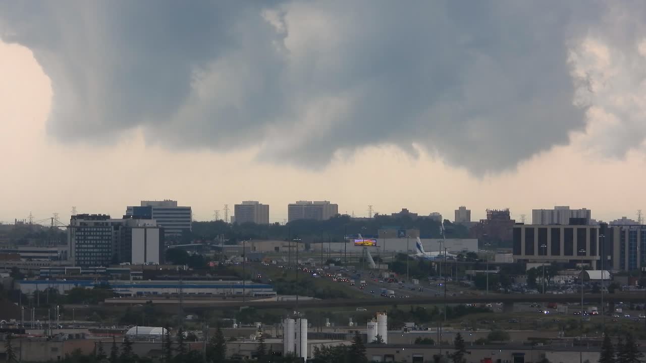 vista de mano de las nubes de gustnado rodando sobre el aeropuerto internacional de toronto mientras el avión aterriza