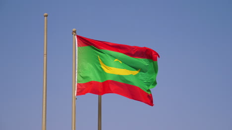 Nationalflagge-Der-Islamischen-Republik-Mauretanien-Weht-Auf-Der-Stange-Unter-Blauem-Himmel