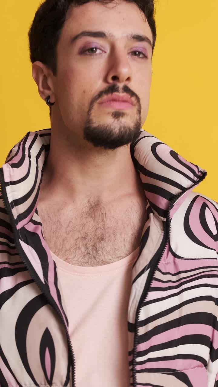 Estudio fotográfico con un hombre gay posando.