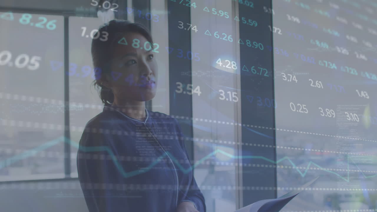 animación del procesamiento de datos financieros sobre una mujer de negocios asiática en la oficina