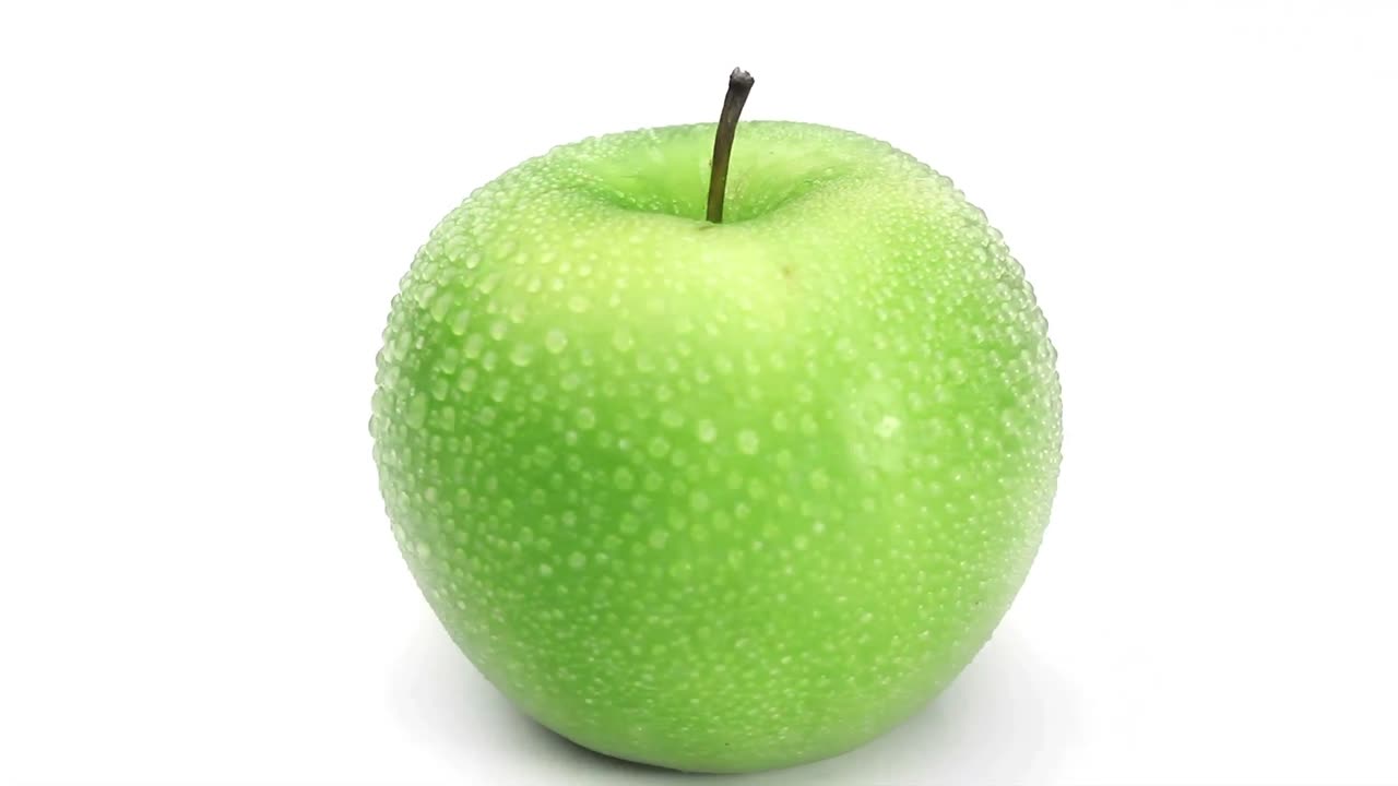 manzana verde húmeda girando