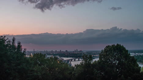 Timelapse-De-4k-De-La-Capital-De-Ucrania,-Kiev-Durante-La-Puesta-De-Sol-Y-El-Río-Dnieper