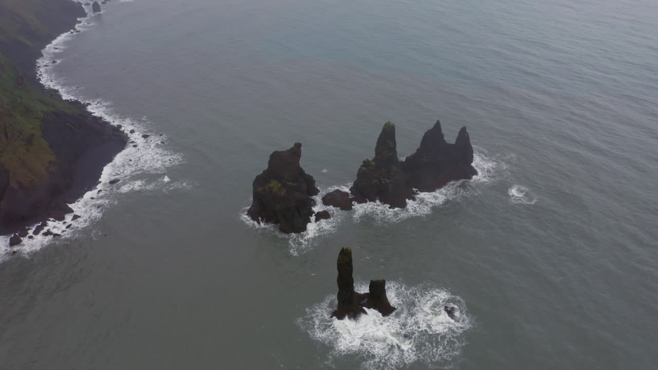 antena: pilas de mar reynisdrangar en reynishjara playa de arena negra en islandia